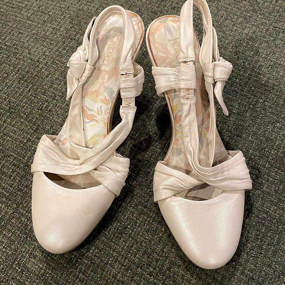XOXO Off White leather sling back heels (sz 6.5)